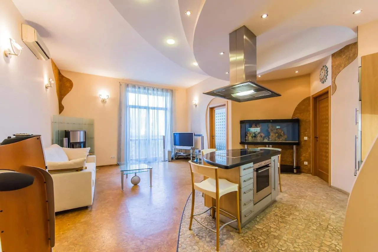 3-Room Apartments On Khreshchatyk. Building With Star 基輔